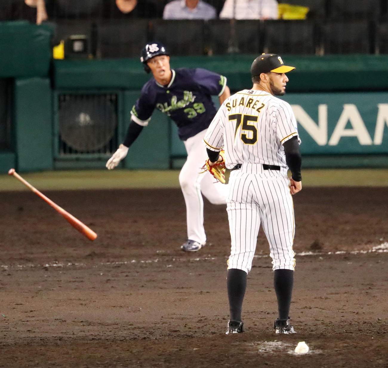 阪神対ヤクルト　9回表ヤクルト2死満塁、スアレスは代打宮本に左前適時打を打たれ失点する（撮影・加藤哉）