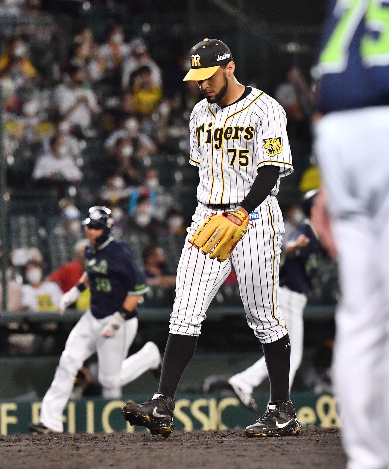 阪神対ヤクルト　9回表ヤクルト2死満塁、宮本丈の右前に2点適時打を浴び荒木貴裕（左）の生還を許すスアレス（撮影・上田博志）