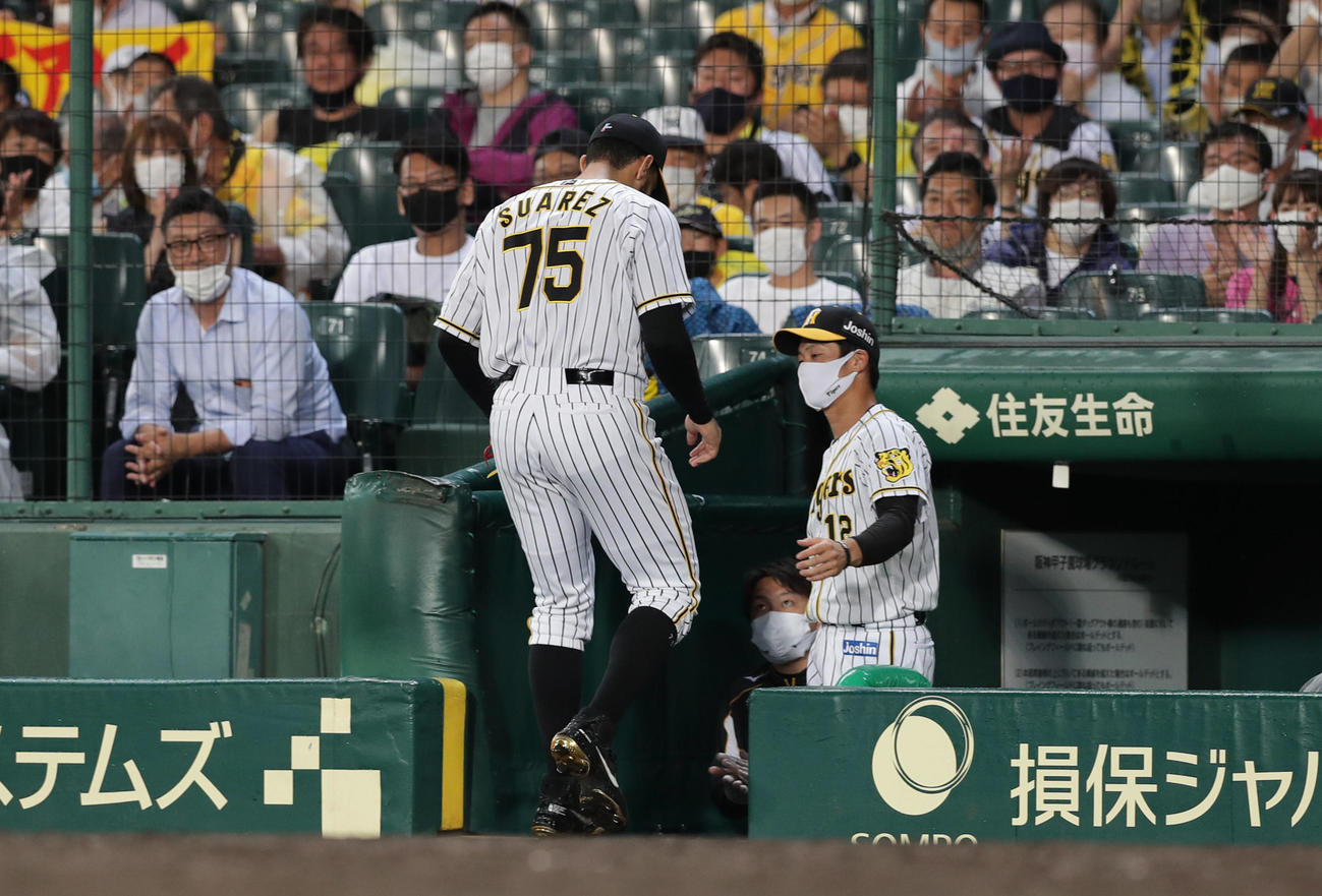 阪神対ヤクルト　9回表ヤクルト2死満塁、代打宮本丈に勝ち越し打を浴び降板するスアレス（左）（撮影・前田充）