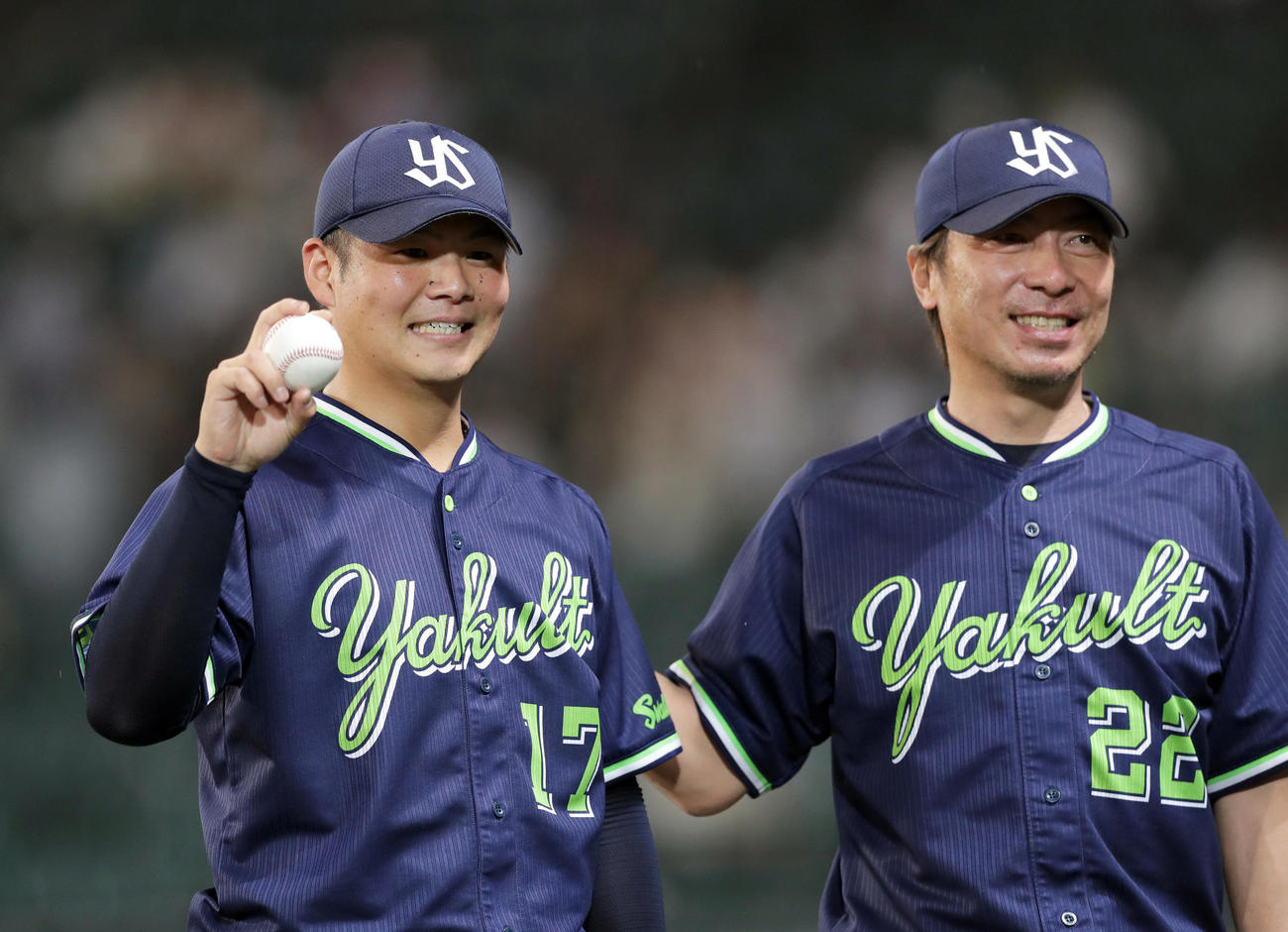 阪神対ヤクルト　プロ初勝利を挙げ、勝利球を手に笑顔を見せるヤクルト清水。右は祝福する高津監督（撮影・前田充）