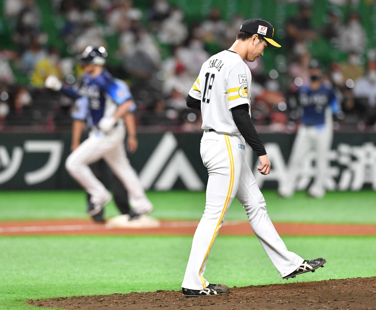 ソフトバンク対西武　7回表西武2死、スパンジェンバーグ（左）に先制の右越え本塁打を打たれた武田（撮影・岩下翔太）