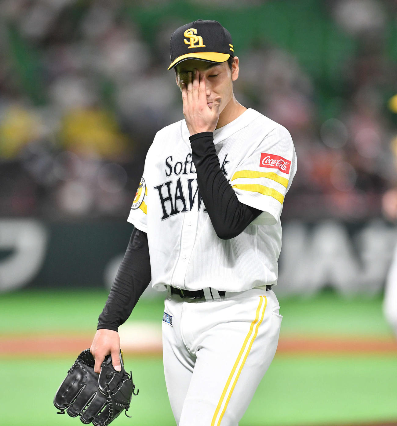 ソフトバンク対西武　7回表西武の攻撃終了後、スパンジェンバーグに先制本塁打を打たれた武田は肩を落としてベンチへ戻る（撮影・岩下翔太）