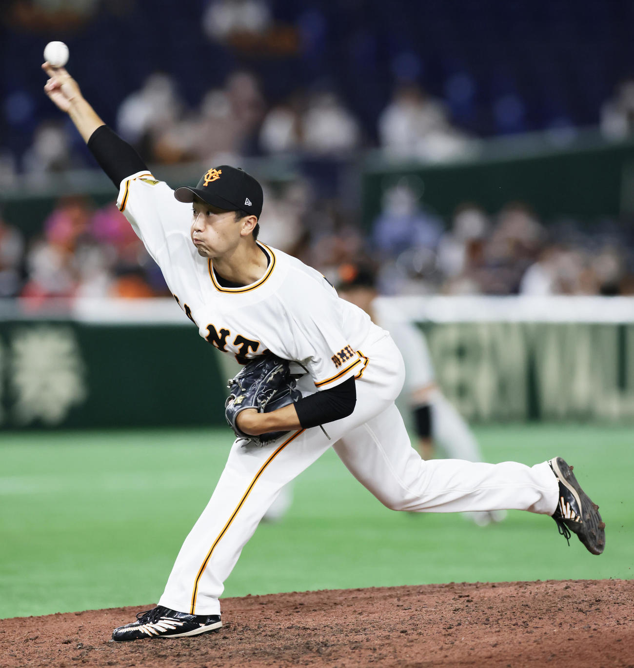 巨人対広島　7回から登板した巨人直江（撮影・足立雅史）