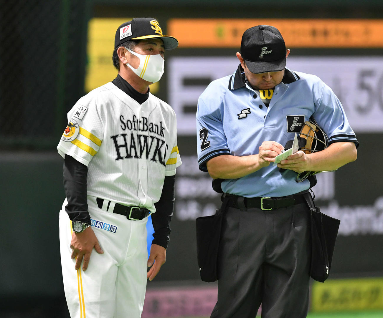 ソフトバンク対西武　8回裏ソフトバンクの攻撃を終え、投手の交代を告げる工藤監督（撮影・岩下翔太）
