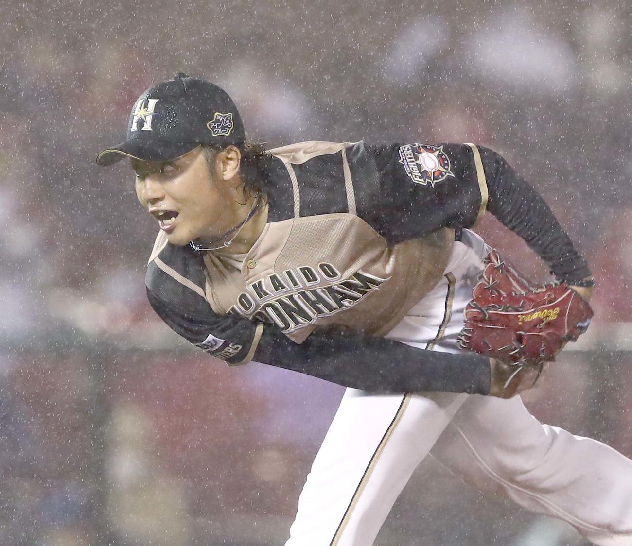 楽天対日本ハム　7回裏、叫びながら投球する伊藤（撮影・黒川智章）