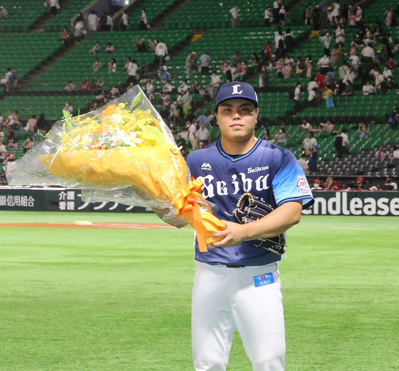 ソフトバンク対西武　平良は39試合連続無失点を記録し、花束を掲げる（撮影・屋方直哉）