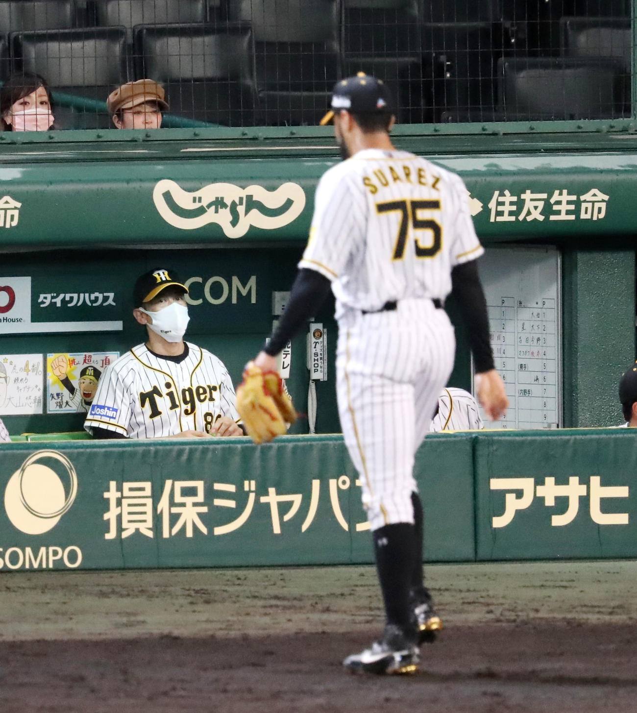 阪神対ヤクルト　9回表ヤクルト2死一、二塁、矢野監督は失点したスアレス（右）に代え馬場を告げた（撮影・加藤哉）