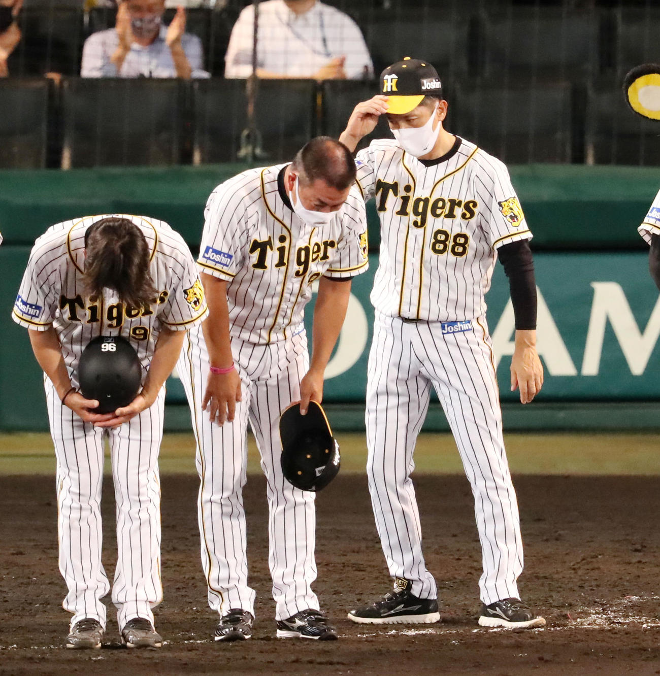 阪神対ヤクルト　ヤクルトに敗れスタンドに一礼する矢野監督（撮影・加藤哉）
