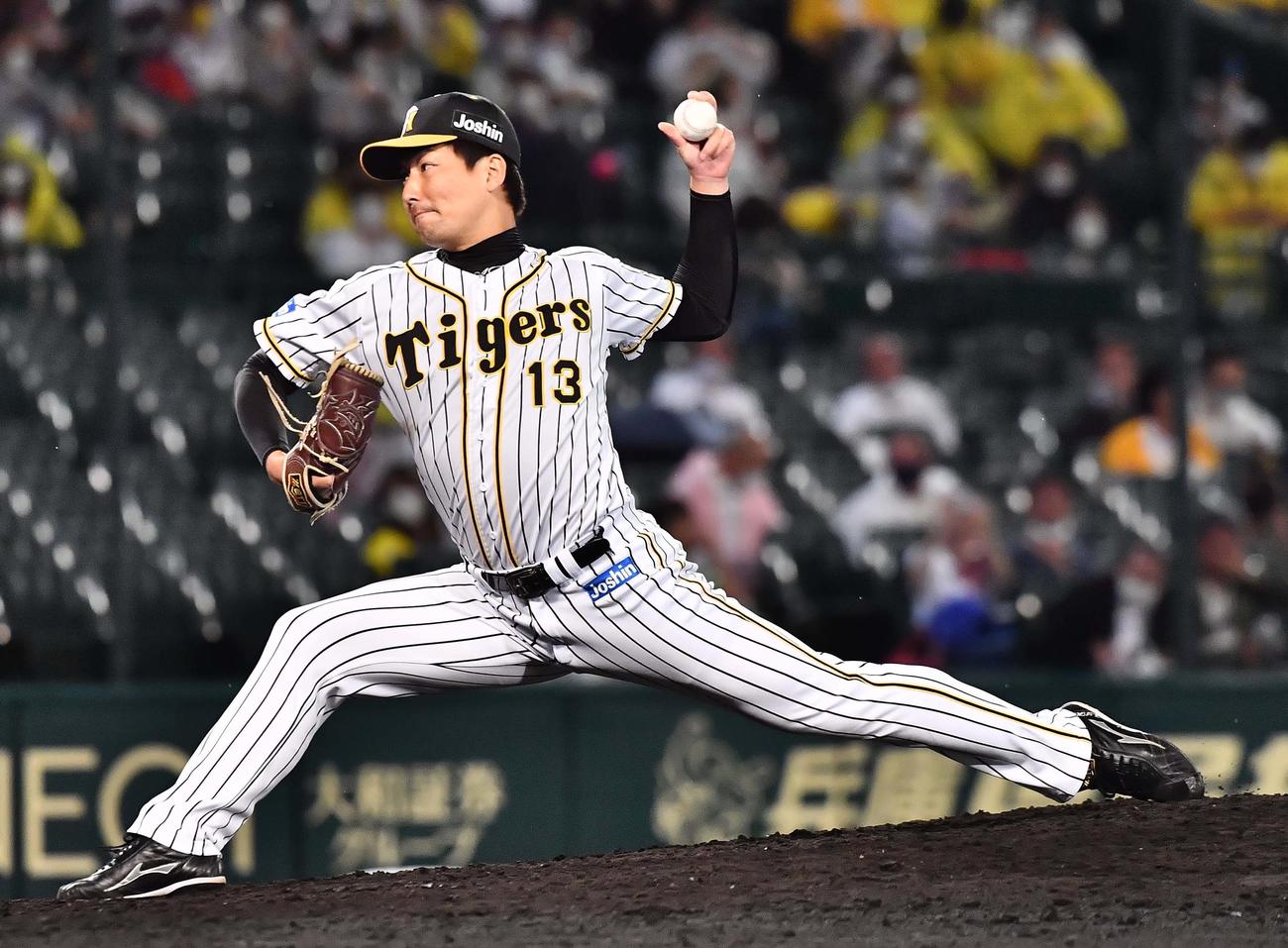 阪神対ヤクルト　阪神2番手の岩崎（撮影・上田博志）