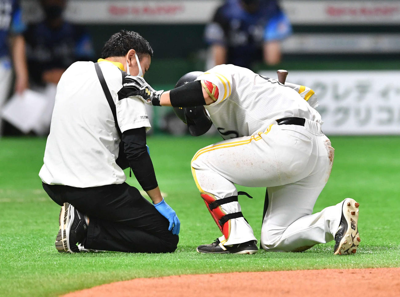 ソフトバンク対西武　8回裏ソフトバンク無死、自打球が足に当たりうずくまる甲斐（撮影・岩下翔太）