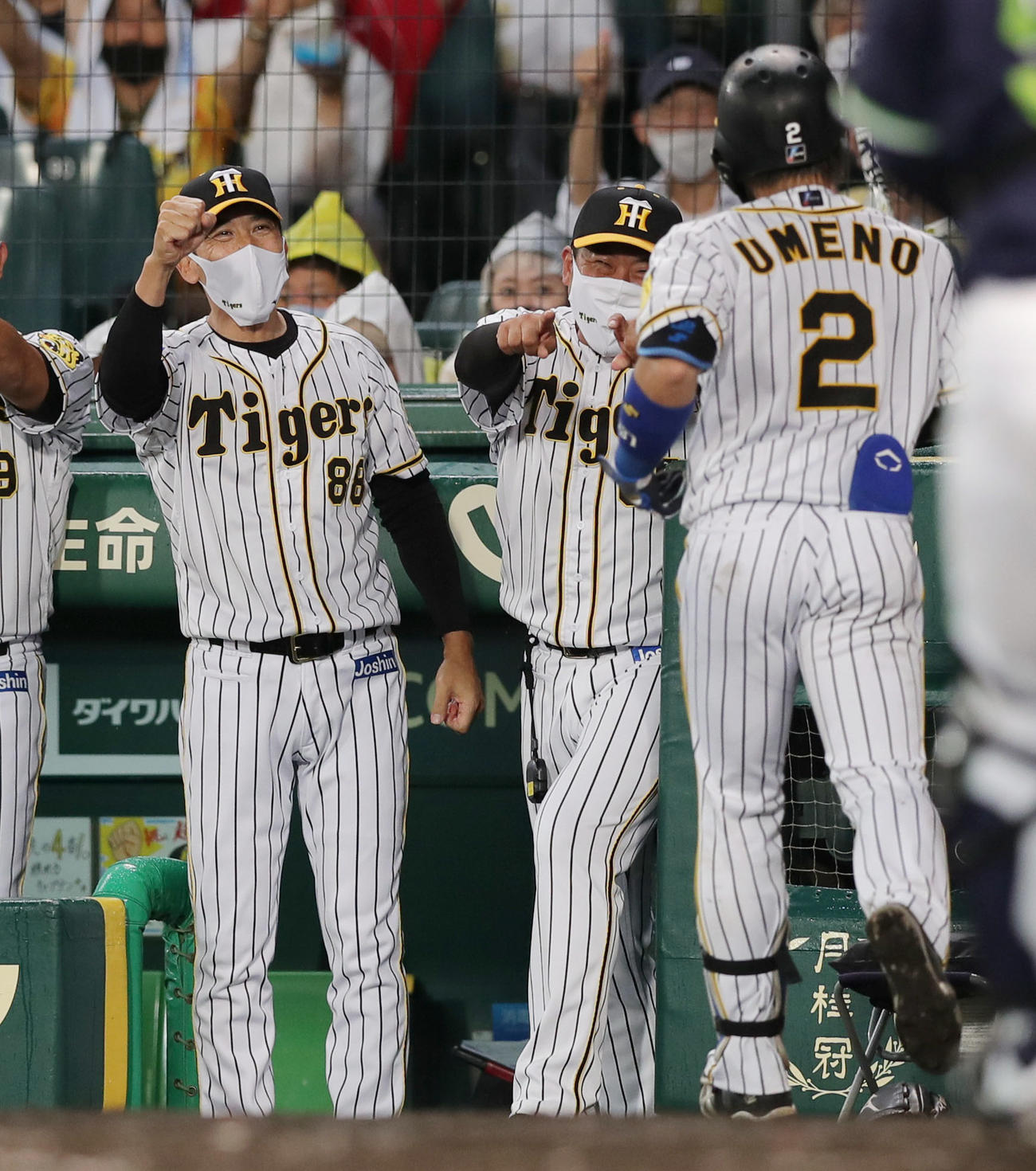 阪神対ヤクルト　6回裏阪神無死、左越え先制本塁打を放った梅野（右）を笑顔で迎える矢野監督（左）（撮影・前田充）
