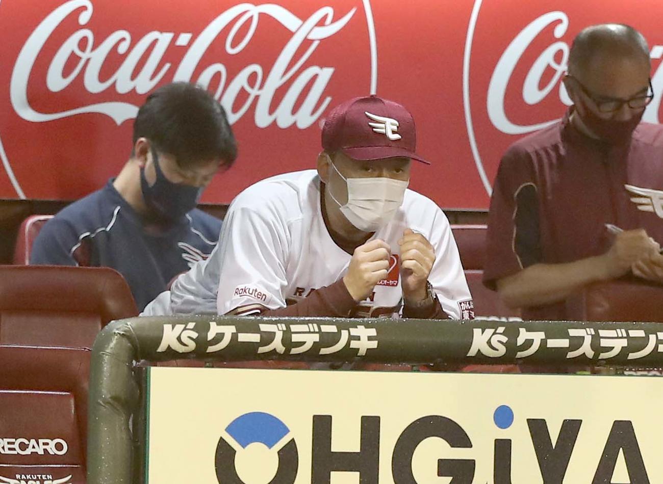 楽天対日本ハム　ベンチで試合を見つめる石井GM兼監督（撮影・黒川智章）
