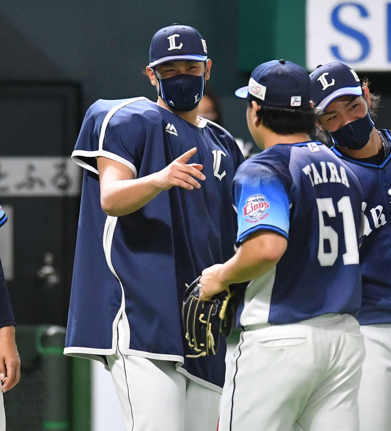 ソフトバンク対西武　39試合連続無失点のプロ野球新記録を達成した平良（右から2人目）を笑顔で迎える高橋（撮影・岩下翔太）