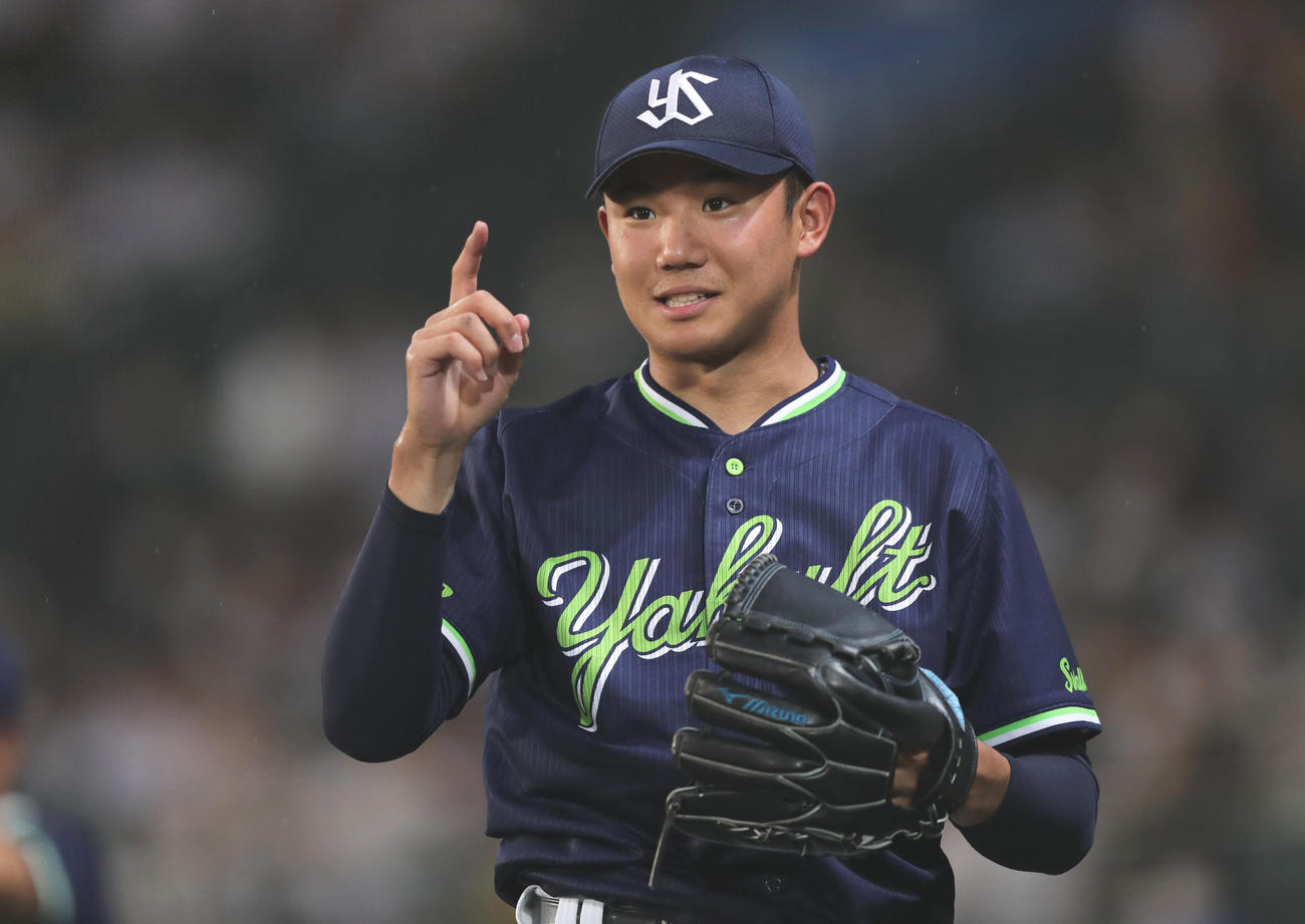 阪神対ヤクルト　6回裏、ベンチ前で笑顔を見せながらキャッチボールするヤクルト奥川（撮影・前田充）