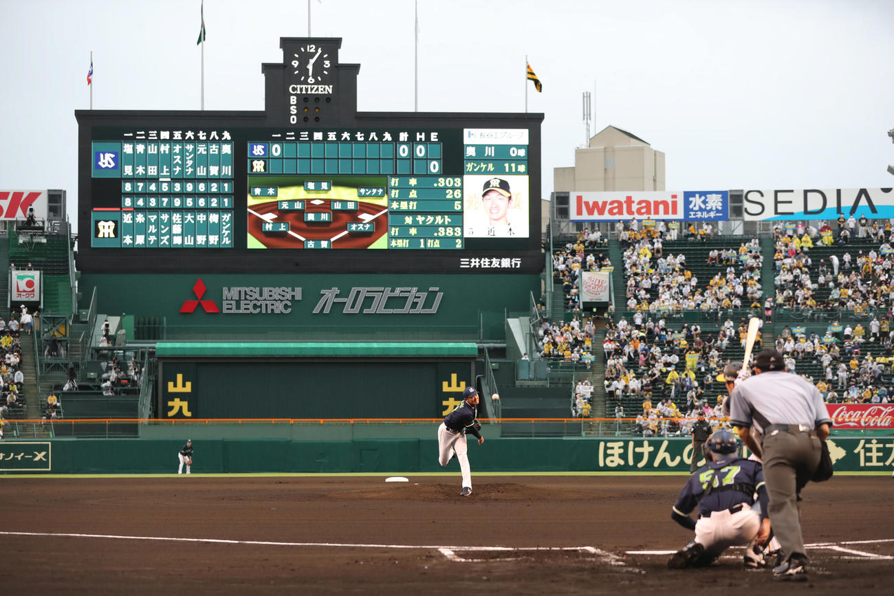 阪神対ヤクルト　阪神戦に先発し第1球を投じるヤクルト奥川