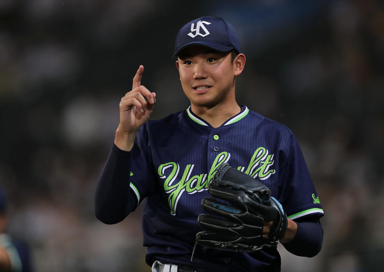 阪神対ヤクルト　6回裏、ベンチ前で笑顔を見せながらキャッチボールするヤクルト奥川（撮影・前田充）