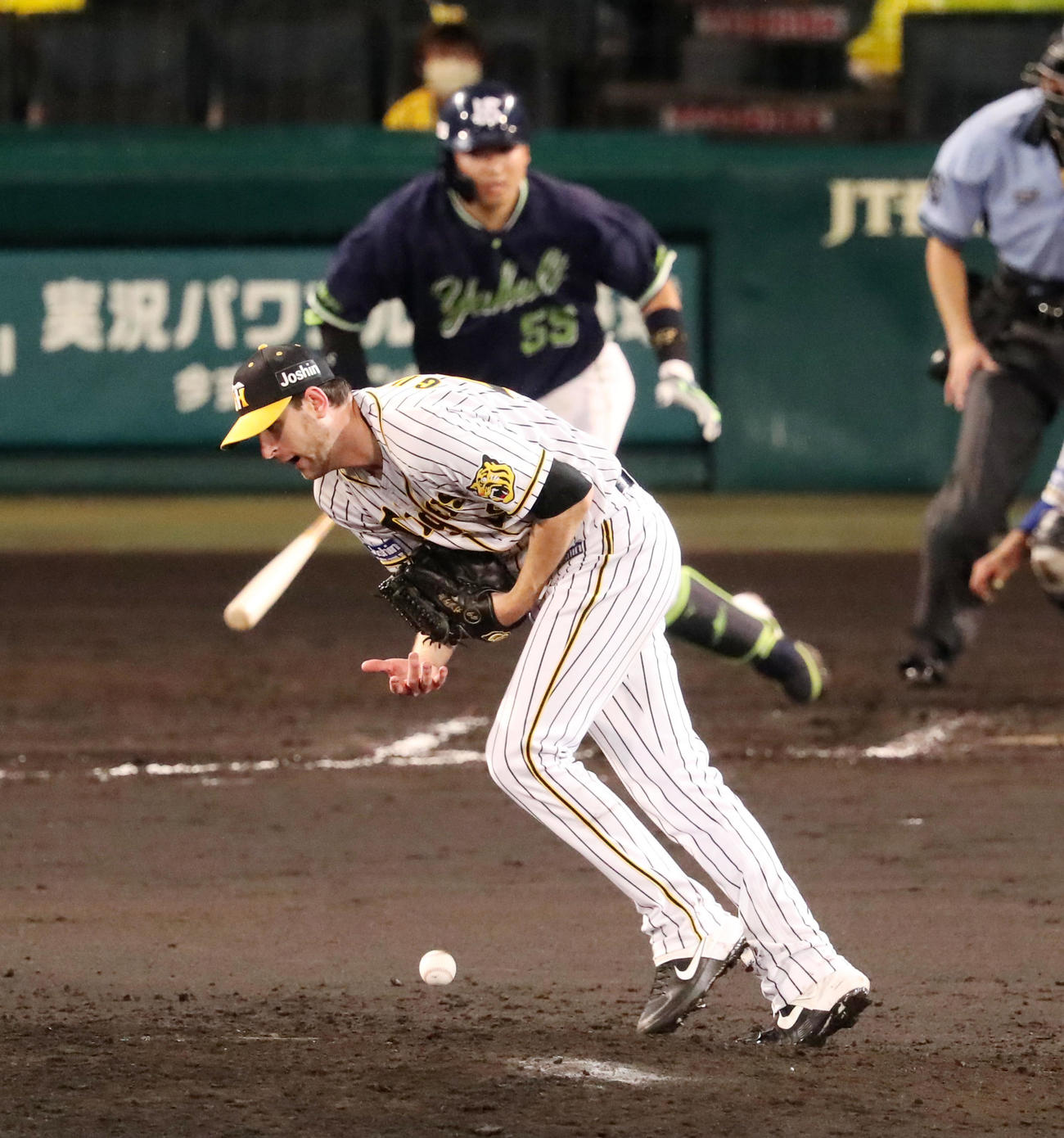 阪神対ヤクルト　7回表ヤクルト無死、ガンケルは村上の打球を左腕に受ける（撮影・加藤哉）
