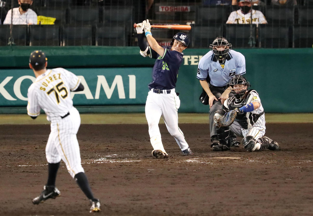 阪神対ヤクルト　9回表ヤクルト2死満塁、代打宮本は左前適時打を放つ。投手はスアレス（撮影・加藤哉）