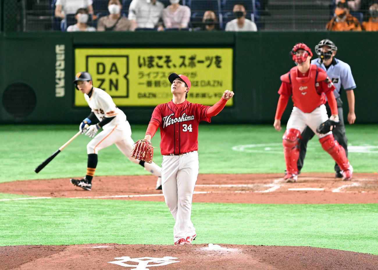 巨人対広島　3回裏巨人無死一塁、松原に2点本塁打を浴びる高橋昂（撮影・たえ見朱実）