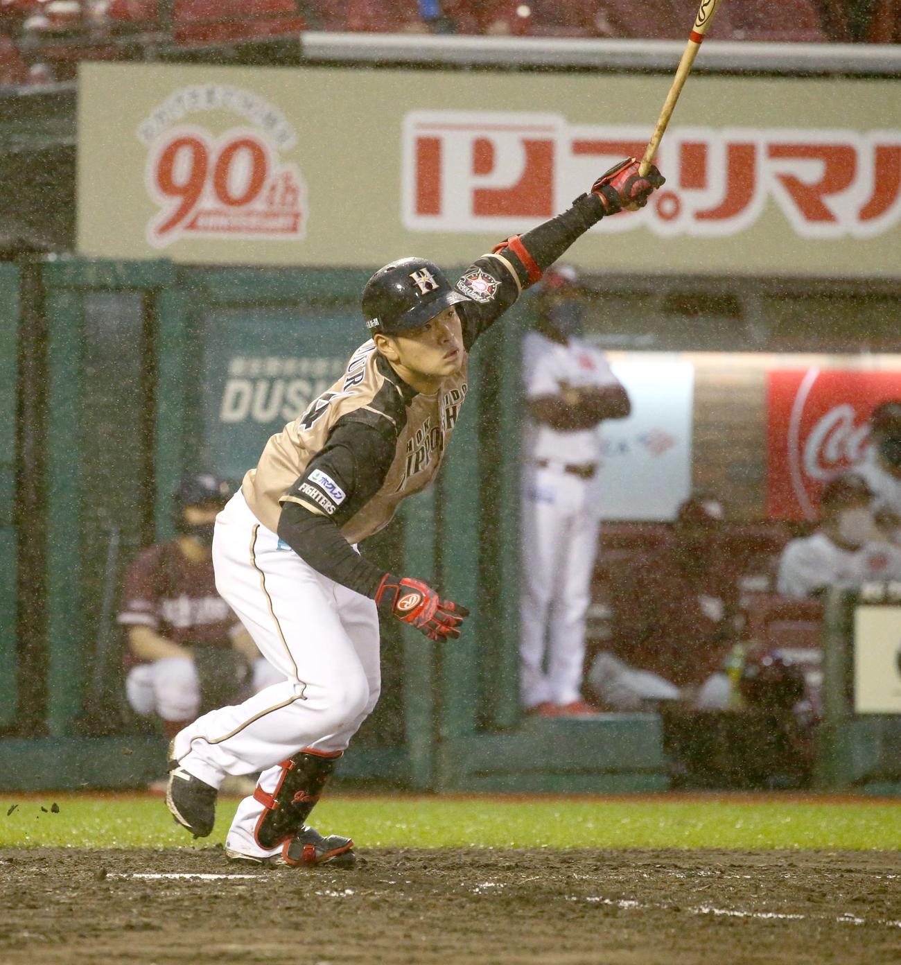 楽天対日本ハム　3回表日本ハム2死三塁、右前適時打を放つ野村（撮影・黒川智章）