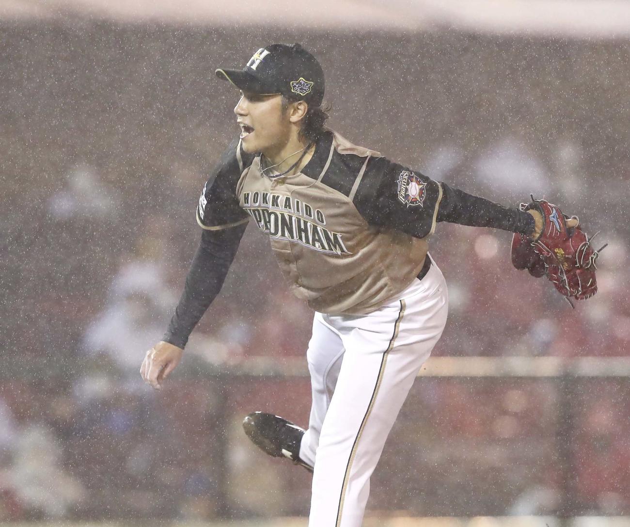 楽天対日本ハム　7回裏、叫びながら投球する伊藤（撮影・黒川智章）