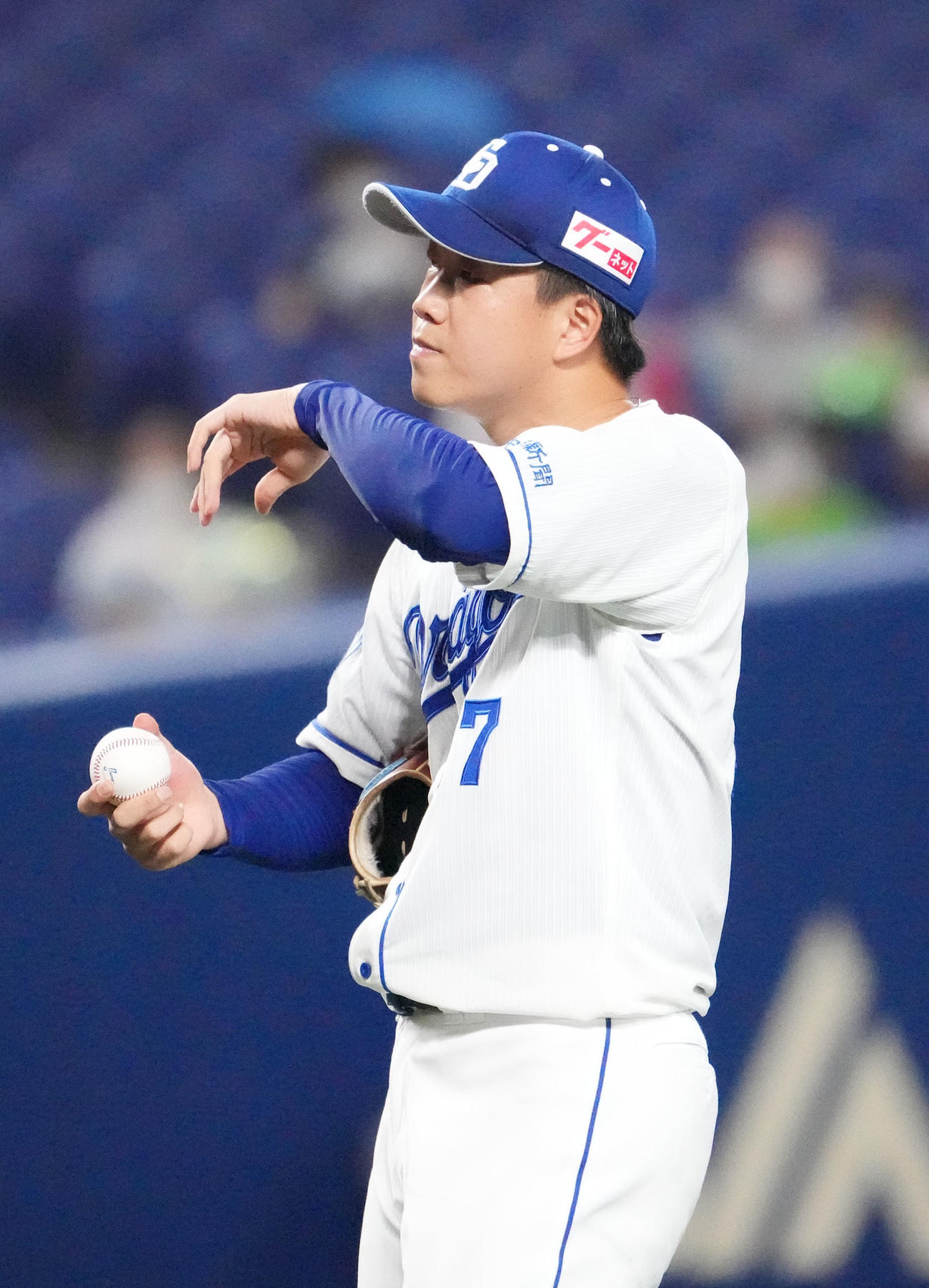 中日対ヤクルト　3回表ヤクルト2死一塁、汗をふく中日先発の柳（撮影・森本幸一）
