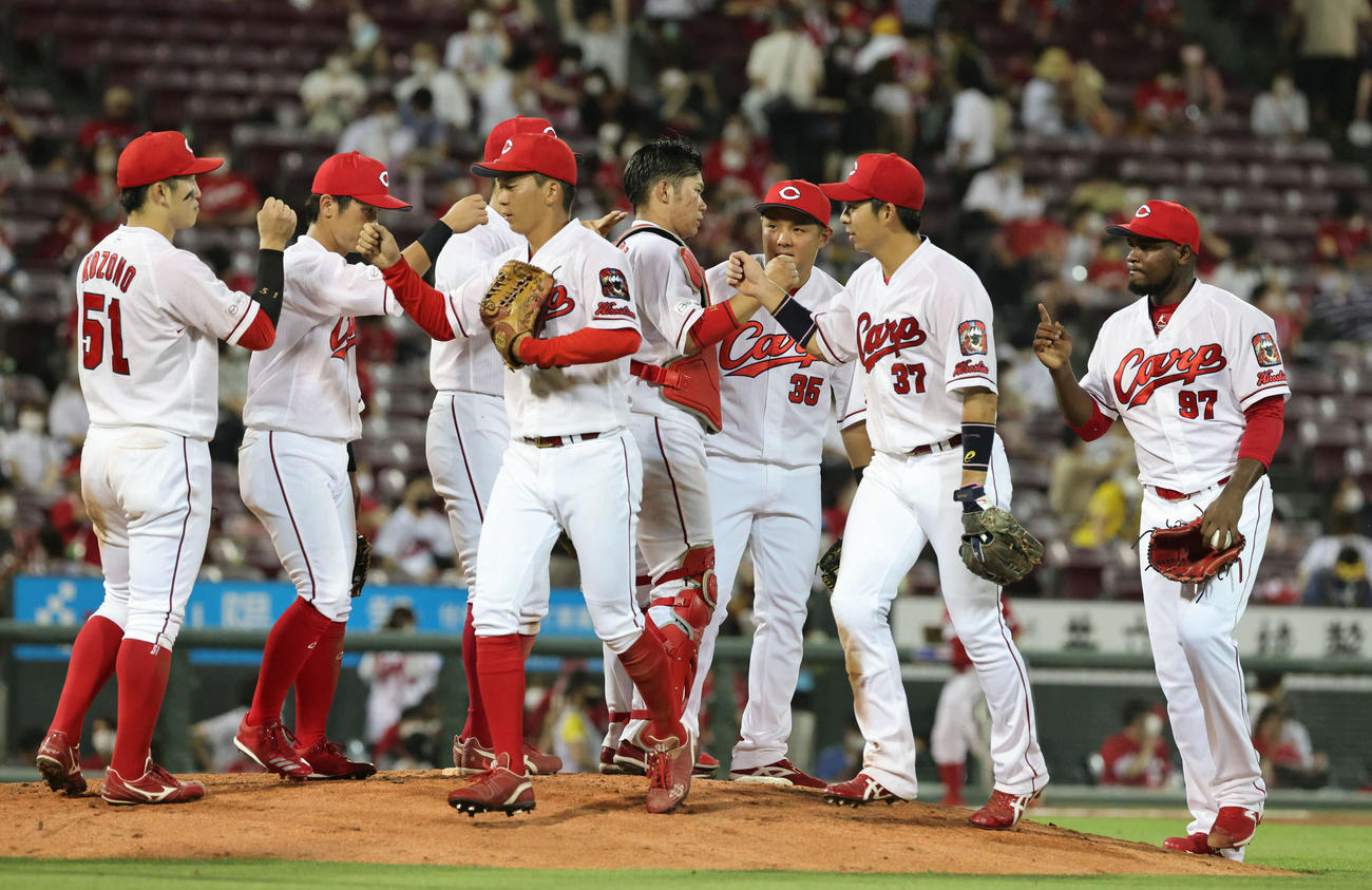 広島対阪神　阪神に快勝した広島ナイン（撮影・加藤孝規）