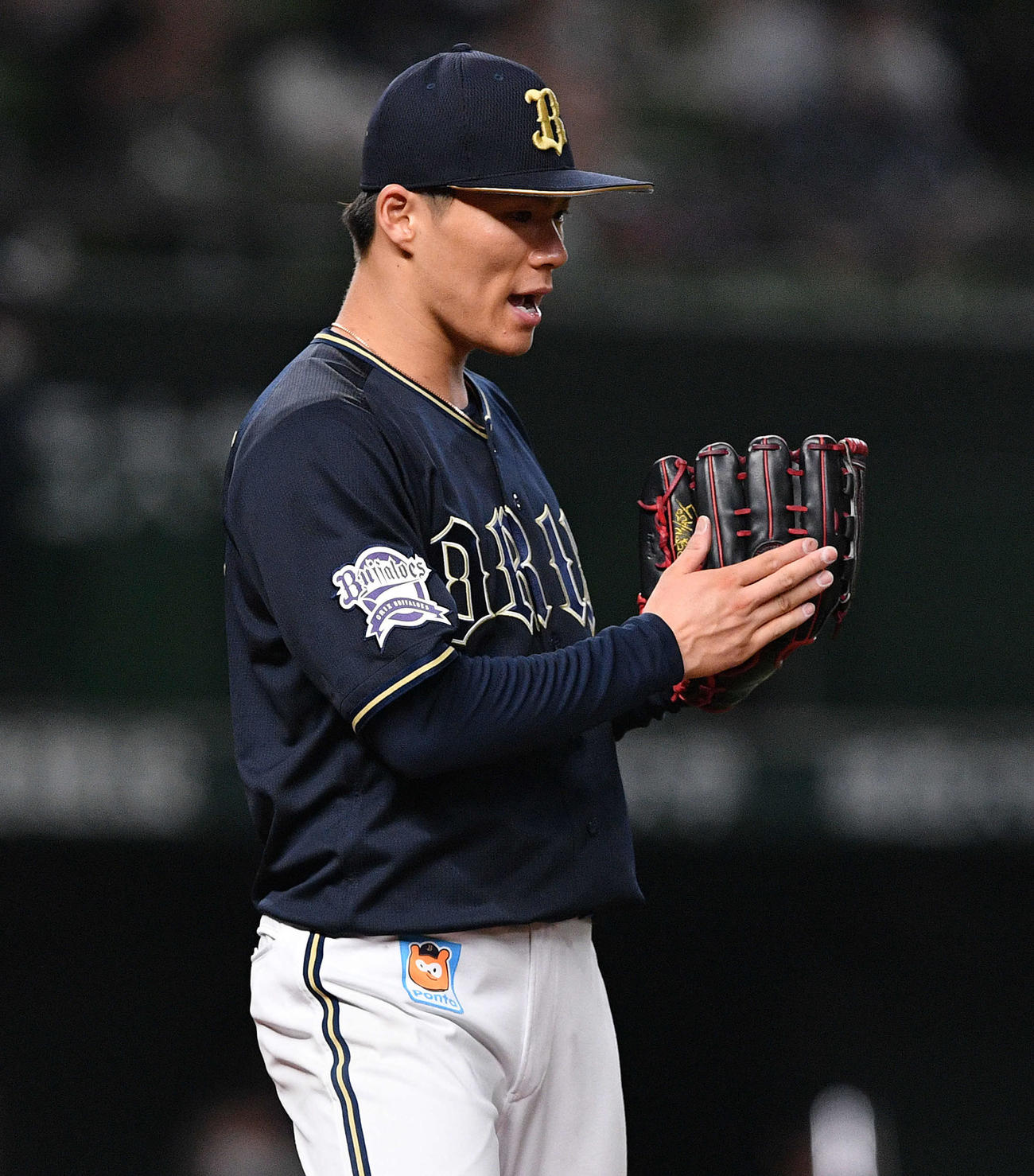 西武対オリックス　6回裏西武2死一、三塁、呉を左飛に仕留めグラブをたたく山本（撮影・滝沢徹郎）