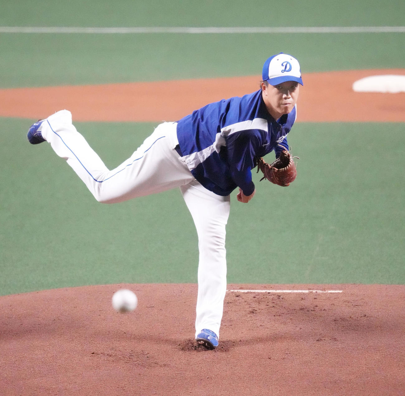 バンテリンドームのマウンドを利用し投球練習を行う中日柳裕也（撮影・森本幸一）