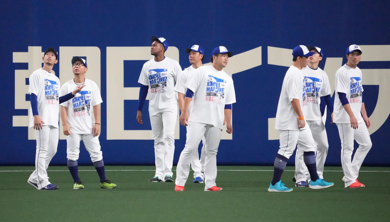 中日対ヤクルト　試合前練習で福からプレゼントされたR・マルティネスTシャツを着用する投手陣（撮影・森本幸一）