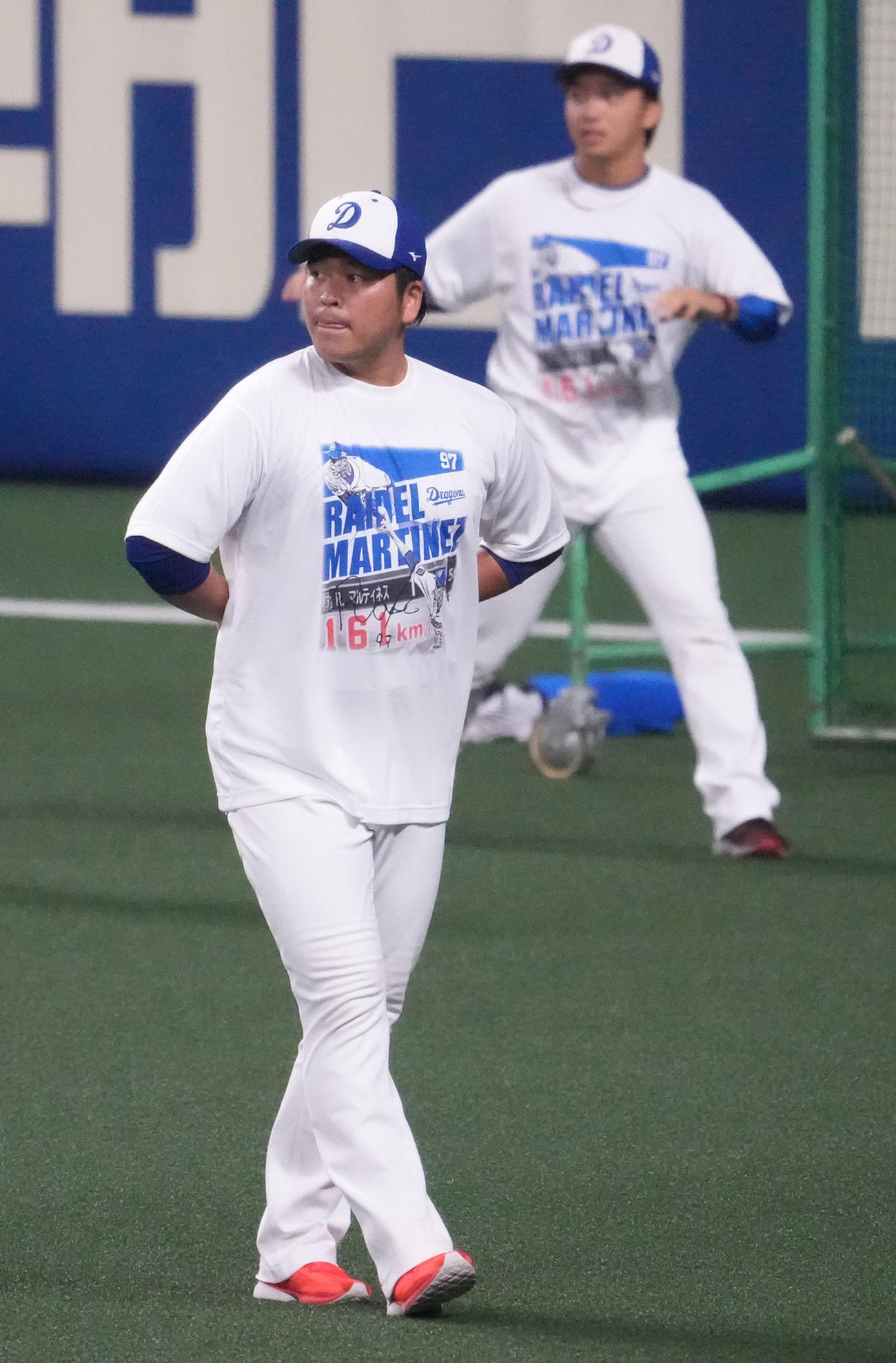 中日対ヤクルト　試合前練習でR・マルティネスら投手陣にプレゼントしたTシャツを着用する福（撮影・森本幸一）