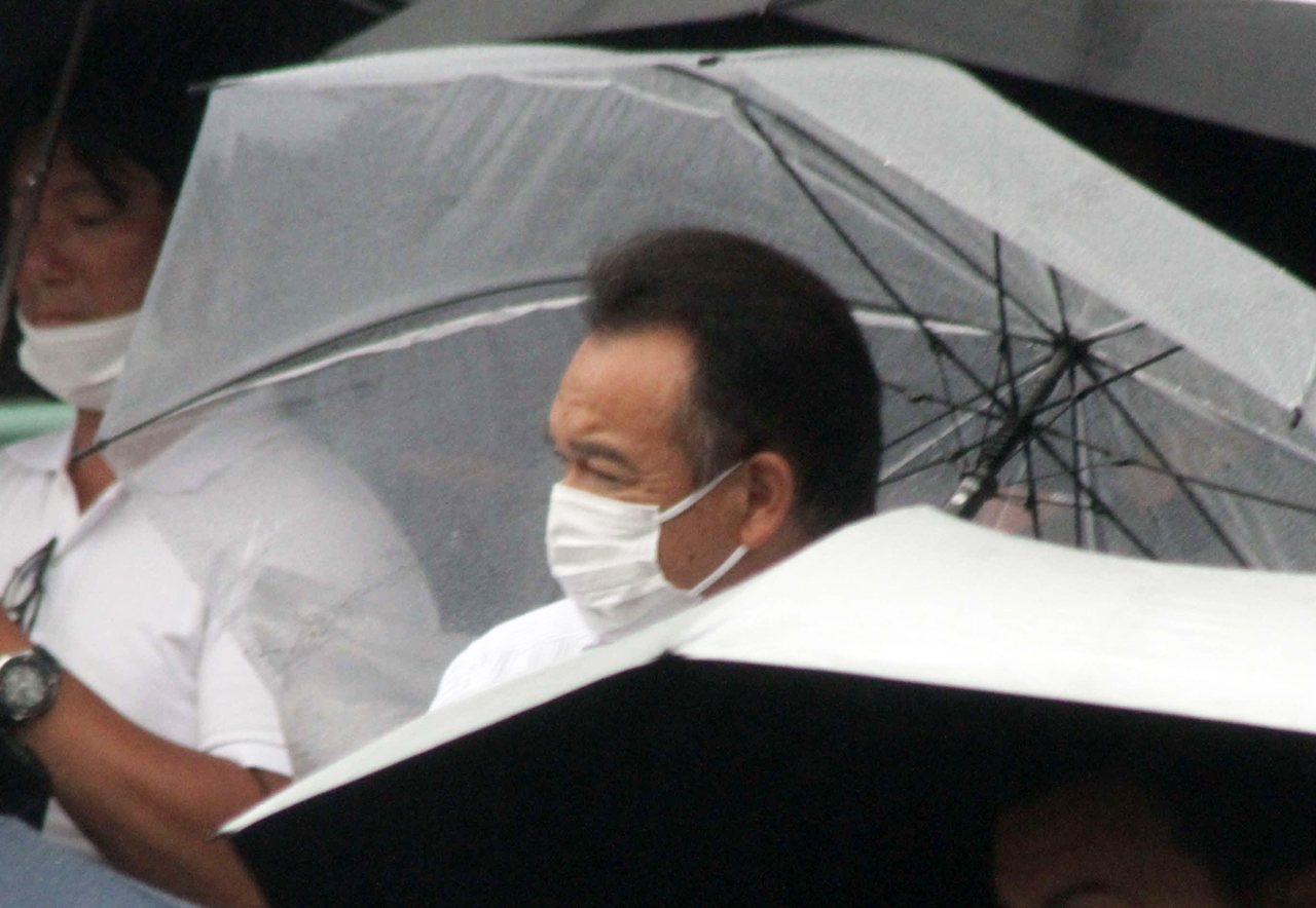 三菱自動車倉敷オーシャンズ・広畑敦也投手の投球をバックネット裏で視察する阪神和田豊テクニカル・アドバイザー