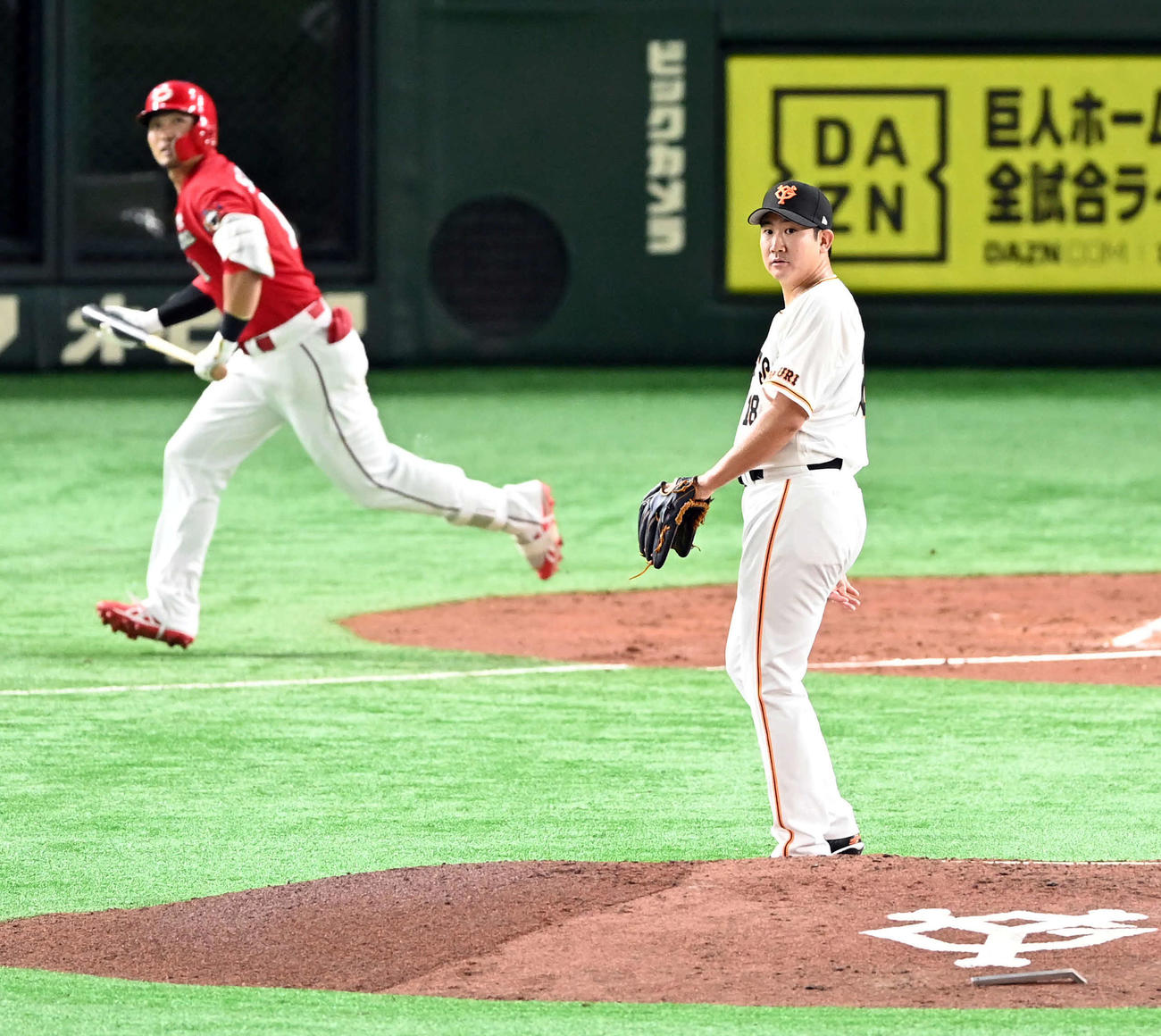 1日、鈴木誠に2点本塁打を浴びる菅野（撮影・たえ見朱実）