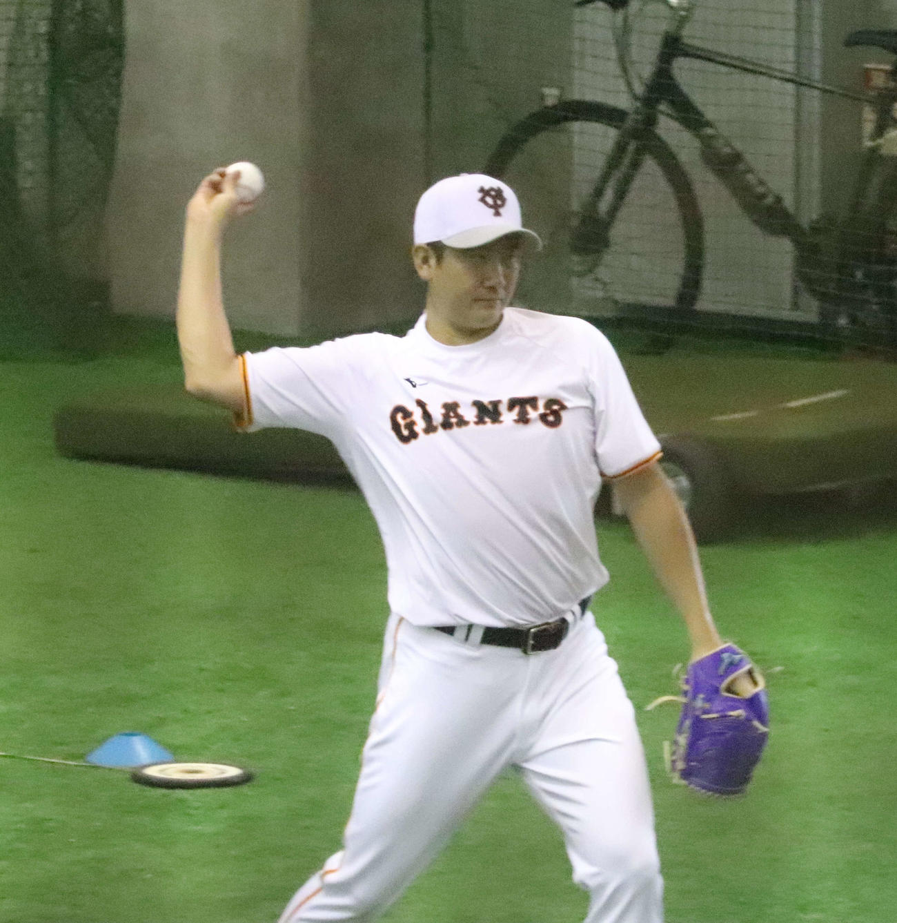 室内練習場でキャッチボールを行う巨人菅野（撮影・小早川宗一郎）