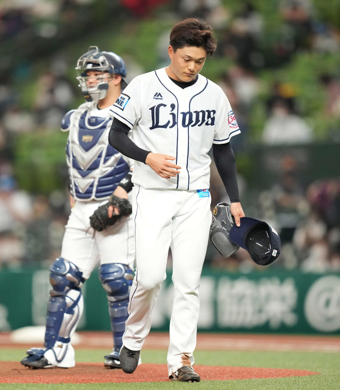 西武対オリックス　1回表オリックス無死、先頭打者の福田に死球を与え危険球退場となる佐々木（右）（撮影・鈴木みどり）