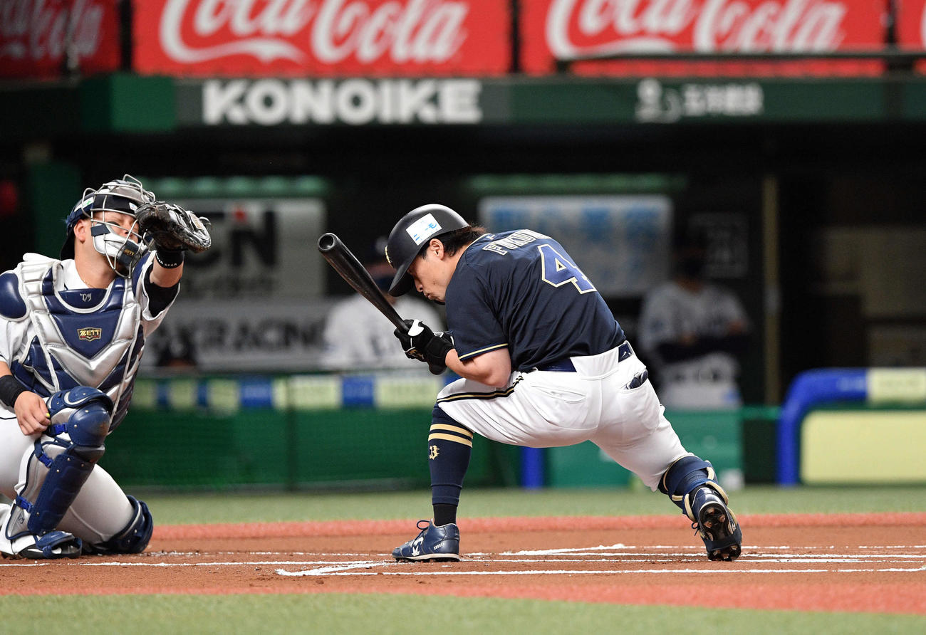西武対オリックス　1回表オリックス無死、福田は頭部に死球を受ける（撮影・滝沢徹郎）