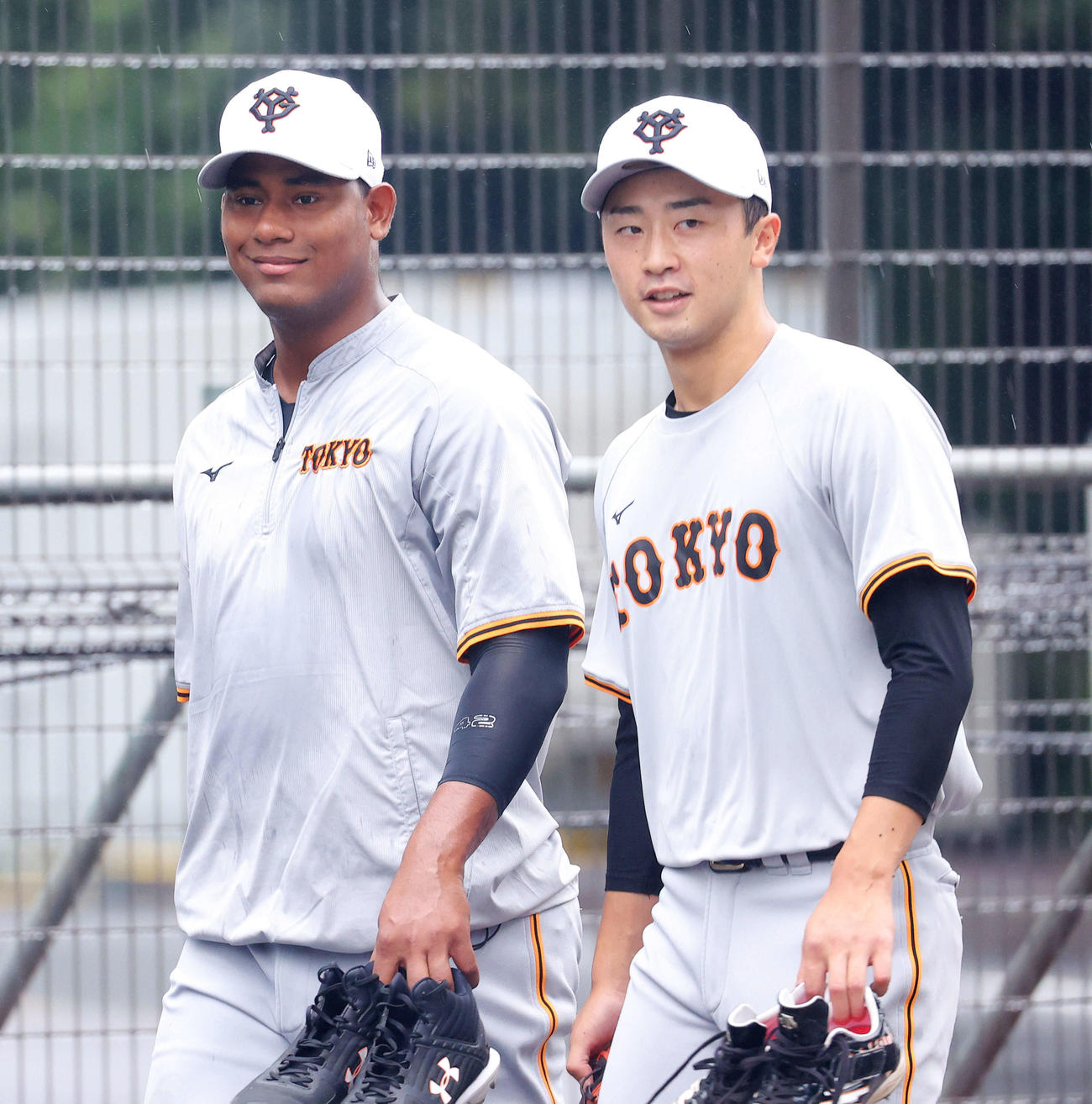 室内練習場から引き揚げる巨人メルセデス（左）と直江（撮影・河田真司）