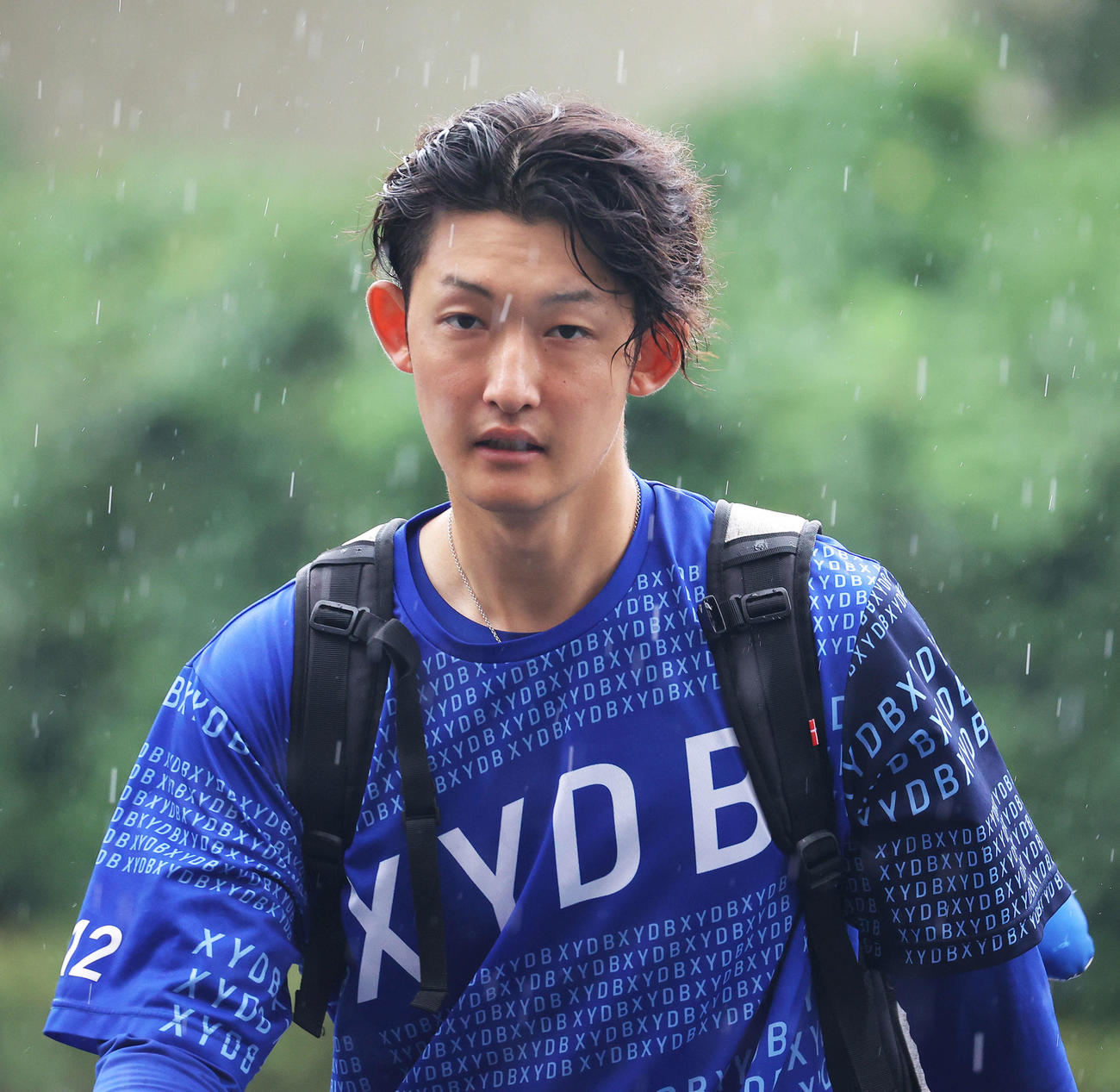 室内練習場から引き揚げるDeNA阪口（撮影・河田真司）
