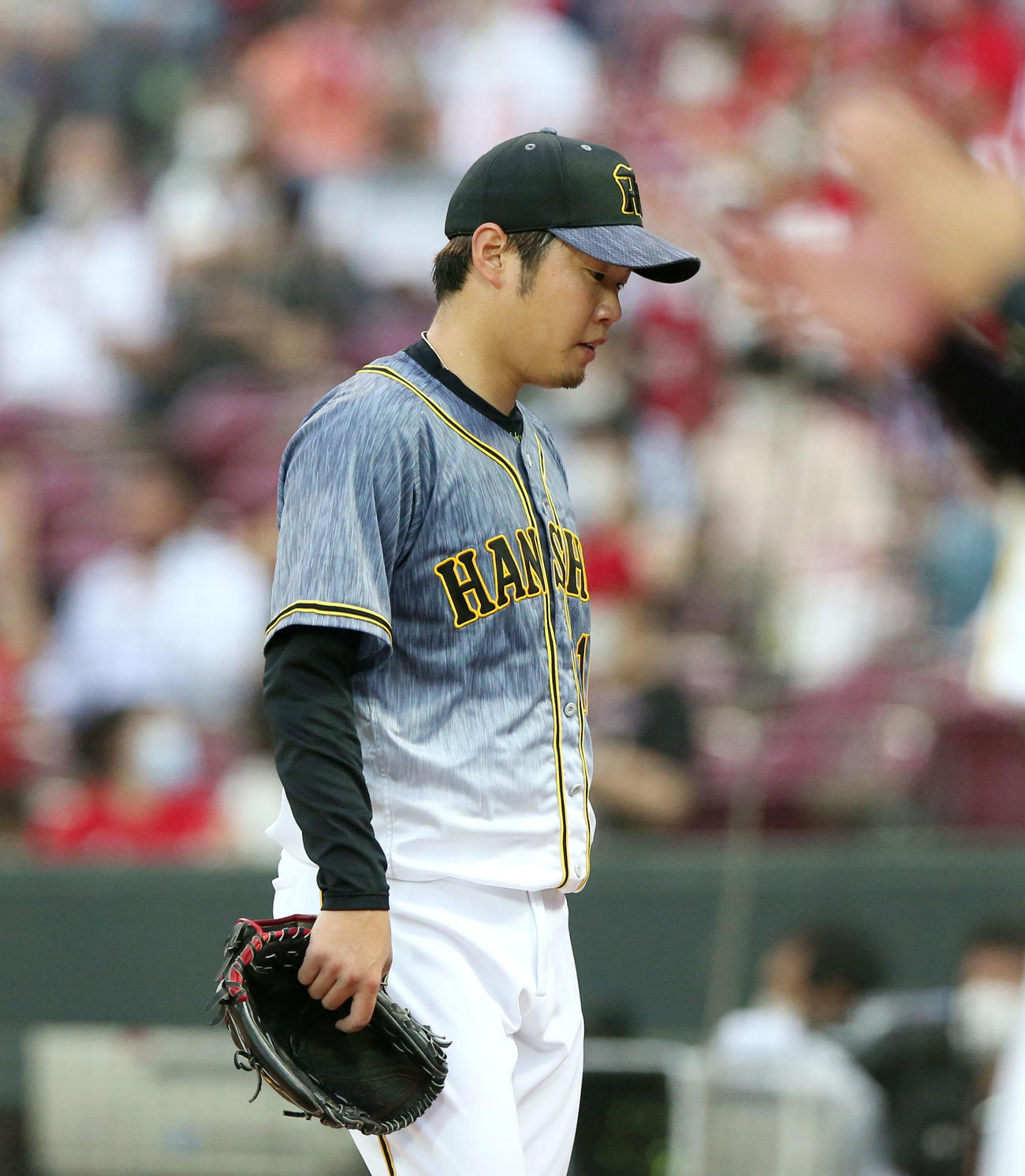 阪神対広島　西勇は2回に7失点しうつむきながらベンチに引き揚げる（撮影・上山淳一）