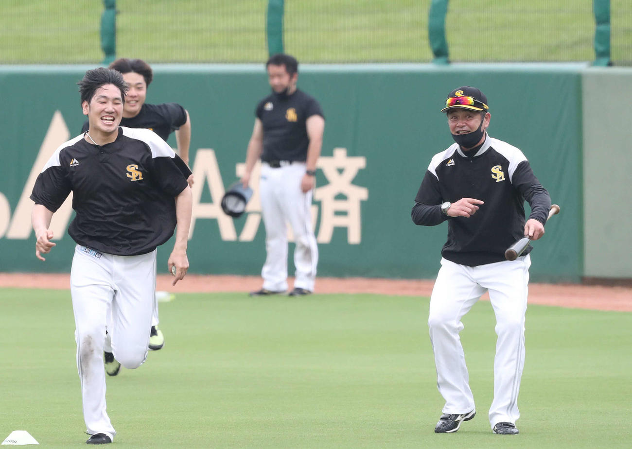 ランニングする投手陣に声をかけながら小走りする工藤監督（撮影・梅根麻紀）