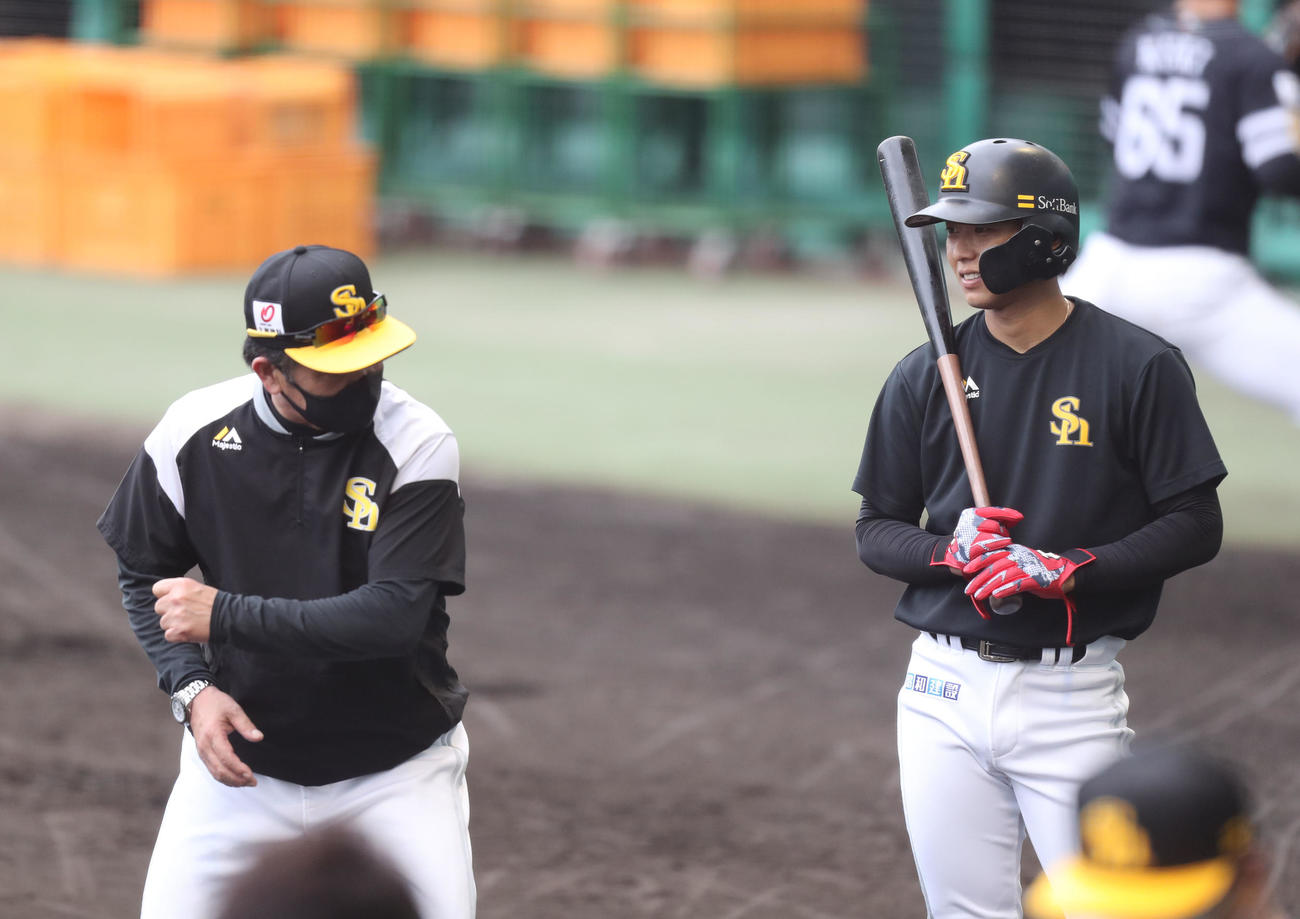 今宮に打撃指導をする工藤監督（撮影・屋方直哉）