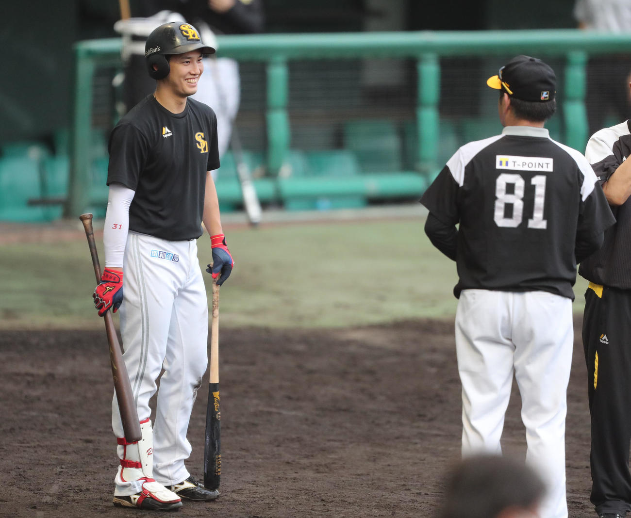 打撃練習の合間に工藤公康監督からアドバイスを受け笑顔の栗原陵矢（撮影・梅根麻紀）