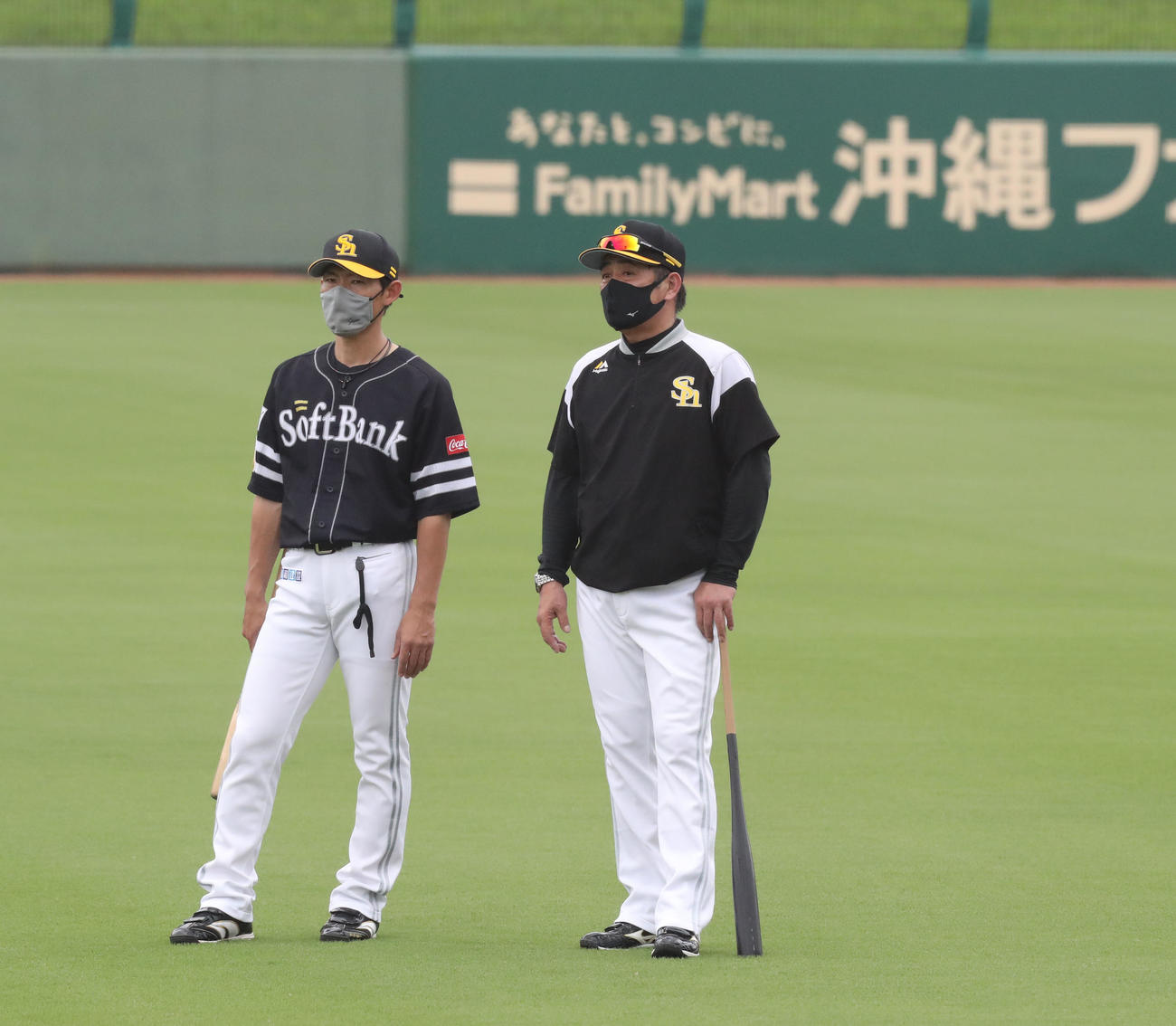 練習を見守る本多内野守備走塁コーチ（左）と工藤監督（右）（撮影・屋方直哉）