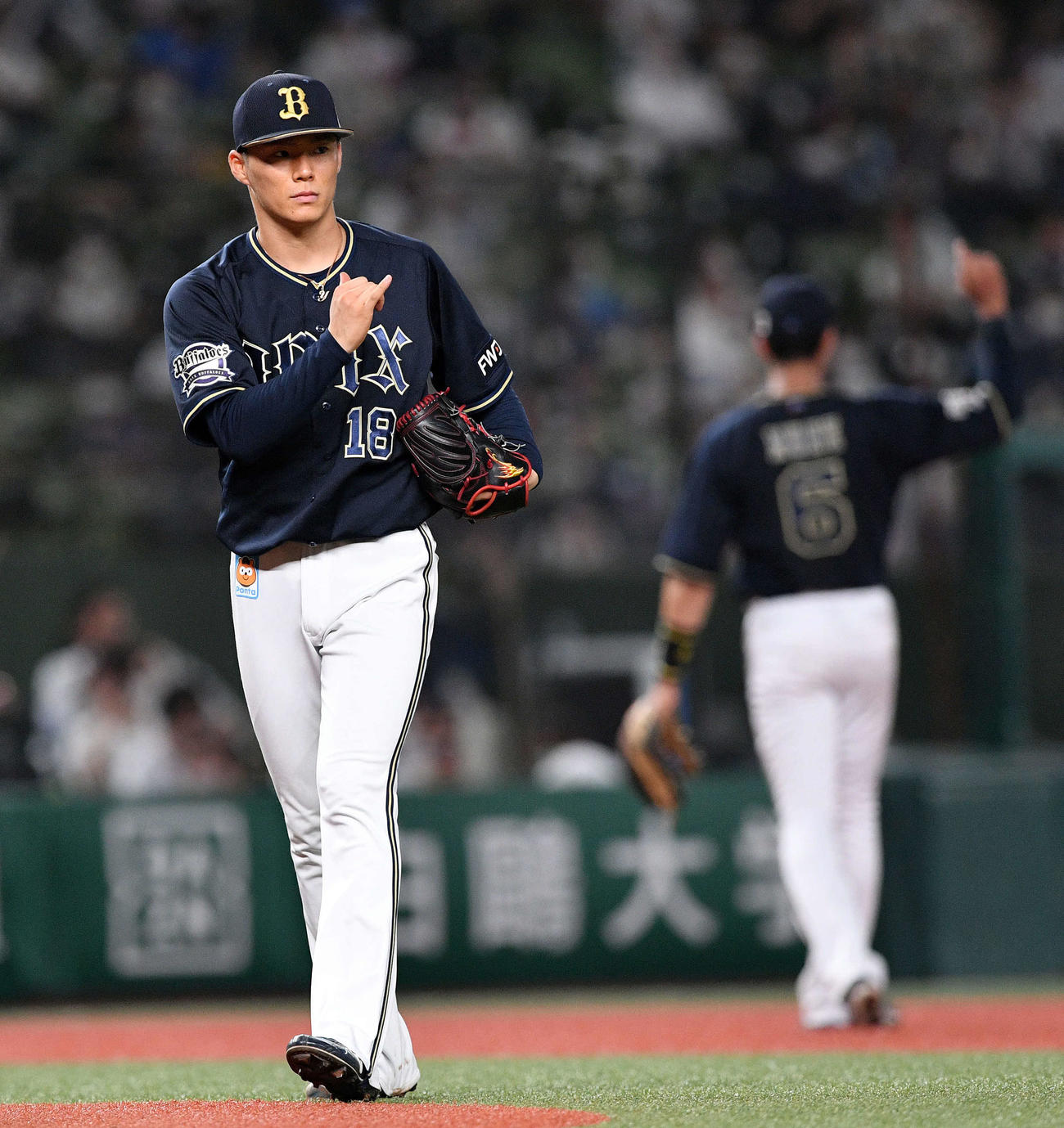 西武対オリックス　ナインとアウトカウントを確認するオリックス先発の山本（撮影・滝沢徹郎）