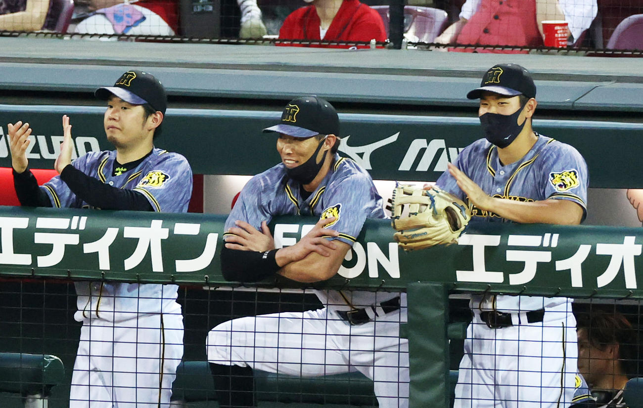5回表阪神2死一塁、安打を放った近本に拍手を送る、左から西勇、糸井、佐藤輝（撮影・清水貴仁）