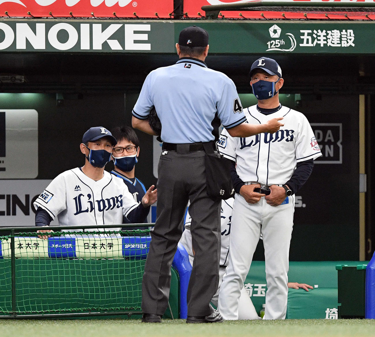 西武対オリックス　1回表オリックス無死、西武佐々木が危険球で退場となり審判と話す辻監督（右）（撮影・滝沢徹郎）