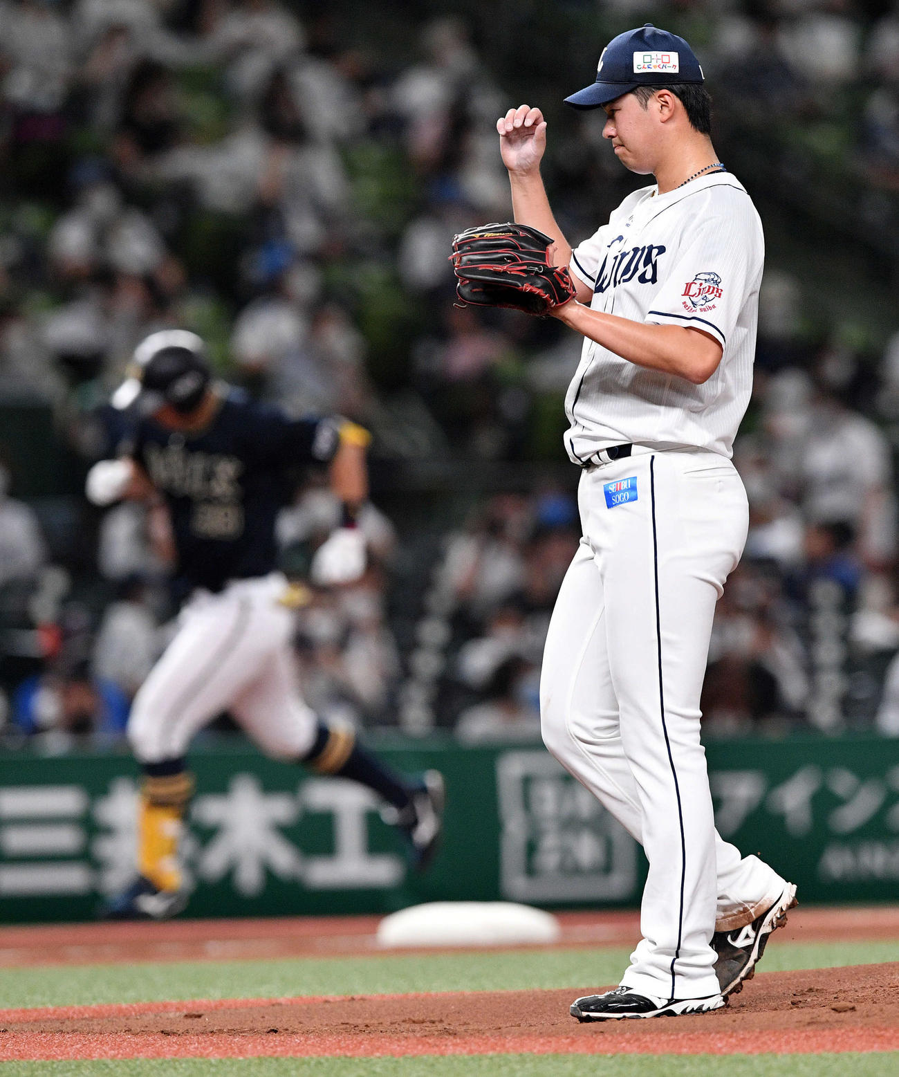 西武対オリックス　1回表オリックス2死一塁、杉本（奥）に先制の2点本塁打を浴びる渡辺（撮影・滝沢徹郎）