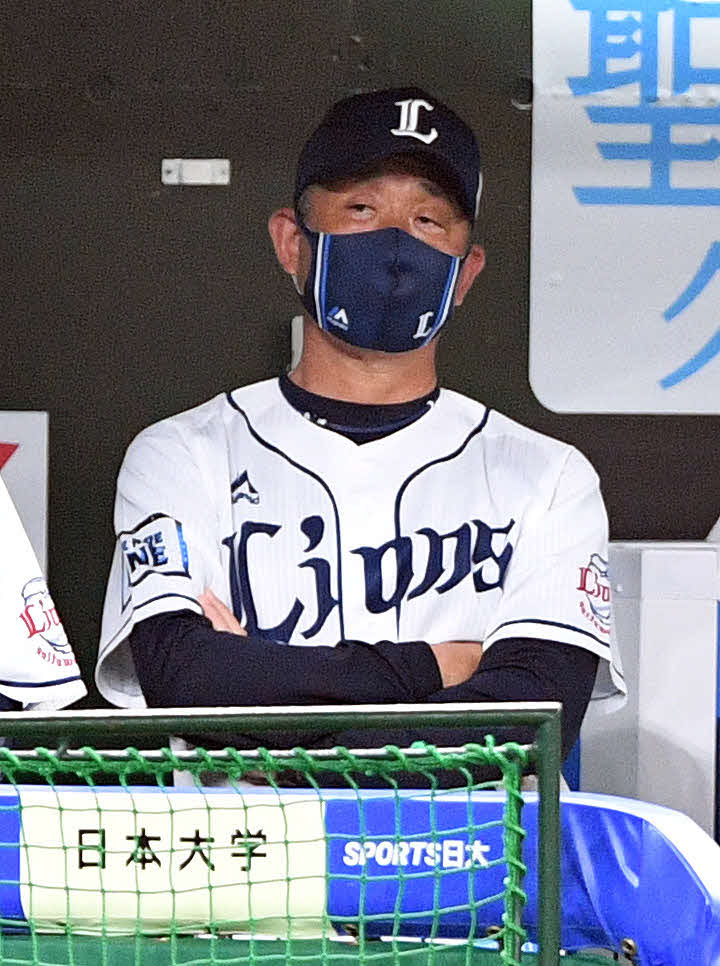西武対オリックス　厳しい表情で戦況を見つめる西武辻監督（撮影・滝沢徹郎）