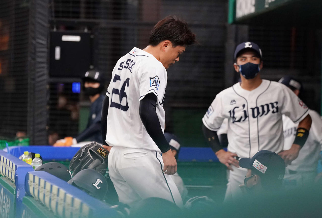 西武対オリックス　1回表オリックス無死、先頭打者の福田に死球を与え危険球退場となる佐々木（左）（撮影・鈴木みどり）