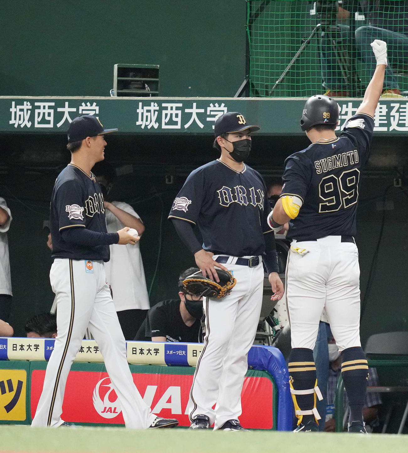 西武対オリックス　1回表オリックス2死一塁、先制の左越え2点本塁打を放ち昇天ポーズする杉本（右）を笑顔で見る山本（左）（撮影・鈴木みどり）